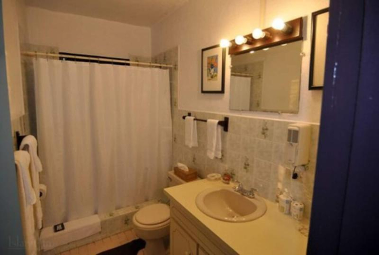 Bathroom, The Heritage Inn
