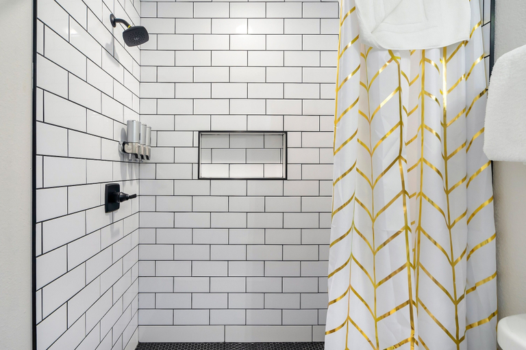 Bathroom 4, Luxury Lakehouse, Jefferson