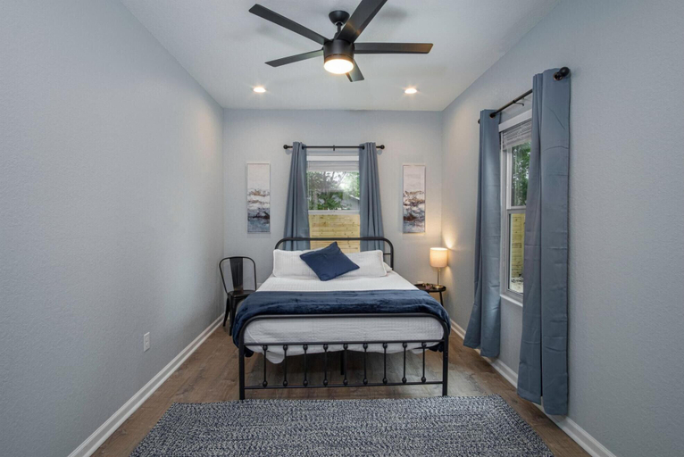 Room 4, Your Dream Stay 4BR 2BA Near Downtown Riverwalk, Bexar
