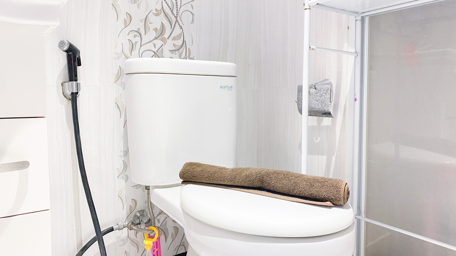 Bathroom 5, Modern and Strategic 2BR Casa De Parco Apartment near ICE BSD By Travelio, Tangerang