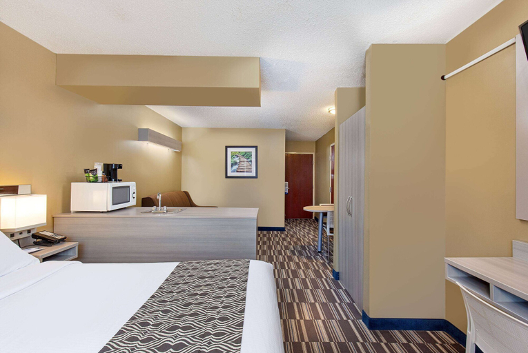 Bedroom 3, Microtel Inn by Wyndham Dry Ridge, Grant
