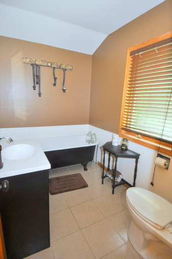 Bathroom 3, Sqyrls Nest - 3BR Retreat With a Hot Tub, Morgan