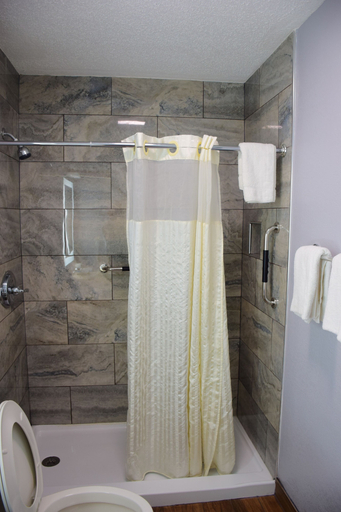 Bathroom 3, Flamingo Motel, Okeechobee
