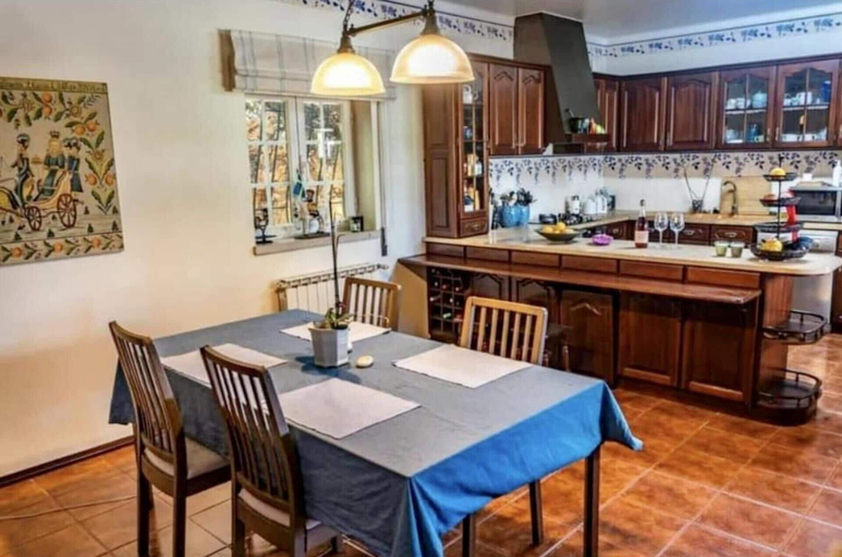 Dining 5, Farmhouse Sleeps 8 With Pool & Horses, Alcobaça