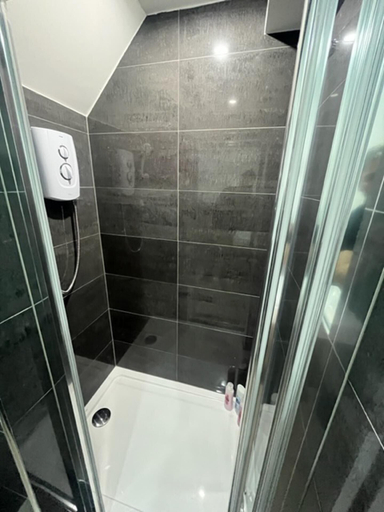 Bathroom 5, Remarkable Studio Flat in Cambridge, Cambridgeshire