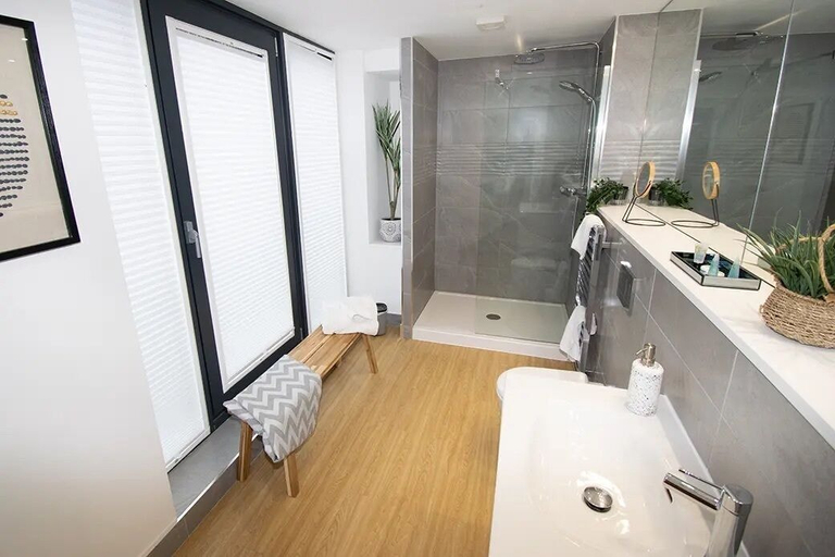 Bathroom 3, Beachcliff Hotel and Apartments, Vale of Glamorgan