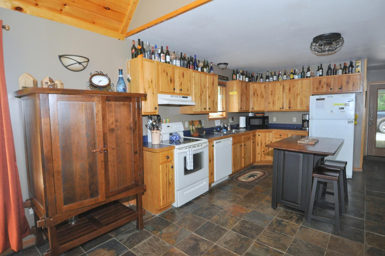 Others 4, Sqyrls Nest - 3BR Retreat With a Hot Tub, Morgan
