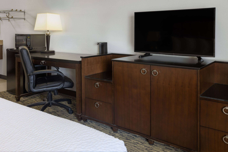 Bedroom 3, Travelodge by Wyndham Appleton, Outagamie