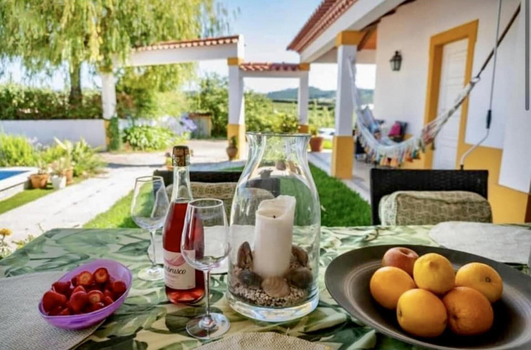 Outdoor dining, Farmhouse Sleeps 8 With Pool & Horses, Alcobaça