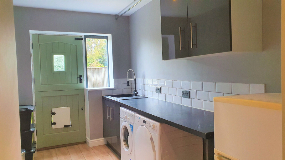 Others 4, Large 5 Bedroom House Terrace Parking, Swindon