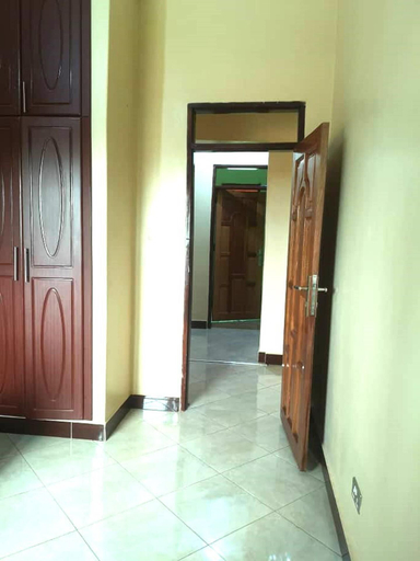 Others 5, Kampala 5-beds, Sleeps 8 With Garden & Parking, Busiiro