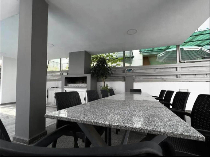 Outdoor dining 5, 4 Bedroom Private Villa, Pool, Kyrenia Town