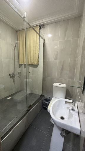Bathroom 3, ACHIE SUITES, Accra