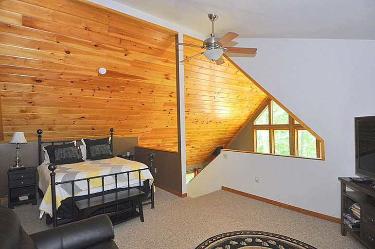 Bedroom 2, Sqyrls Nest - 3BR Retreat With a Hot Tub, Morgan