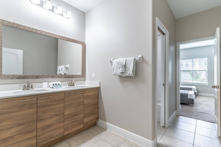 Bathroom 4, 185 Balmoral, Polk