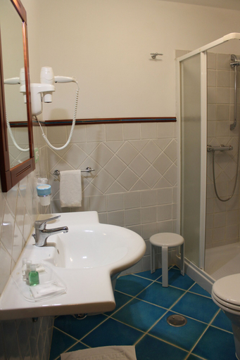 Bathroom 4, Hotel Pisacane, Salerno