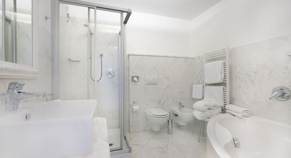 Bathroom 5, Hotel Cannero Lakeside Resort, Verbano-Cusio-Ossola