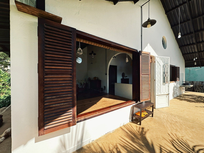 Exterior 14