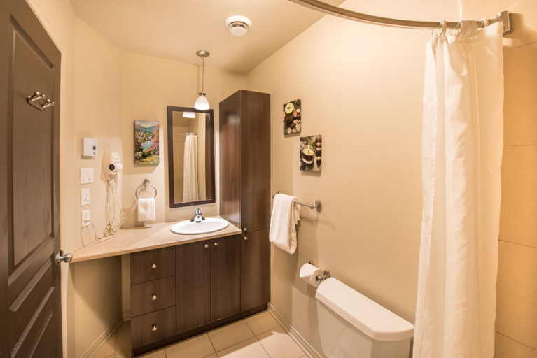 Bathroom, Condos Château-Bromont, La Haute-Yamaska