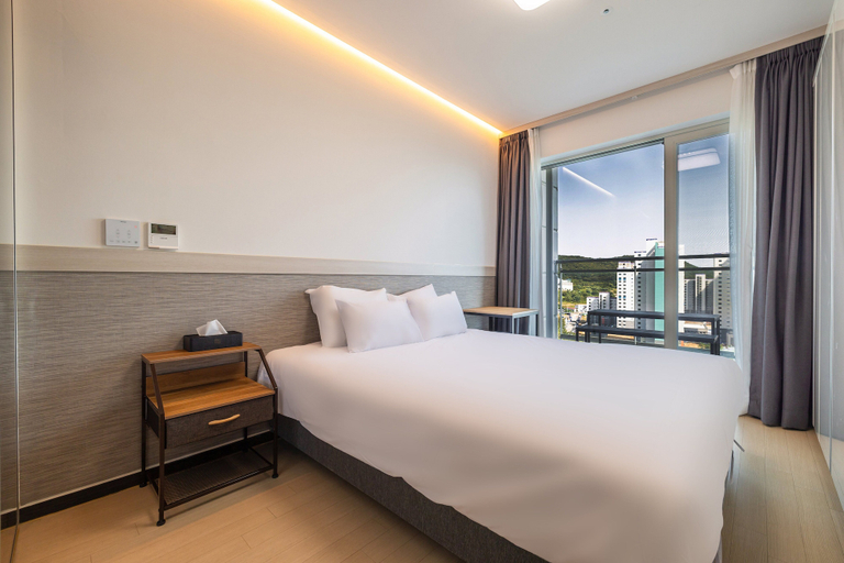 Bedroom 4, Skytop Hotel Incheon Airport, Jung
