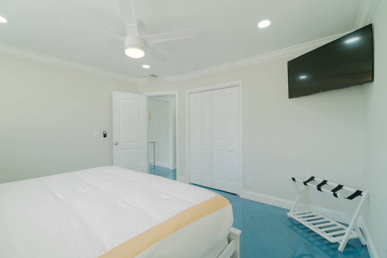 Others 5, Beachy Blues Apt A, Downtown, Shops, Cafes & Beach, Dog Friendly, Palm Beach