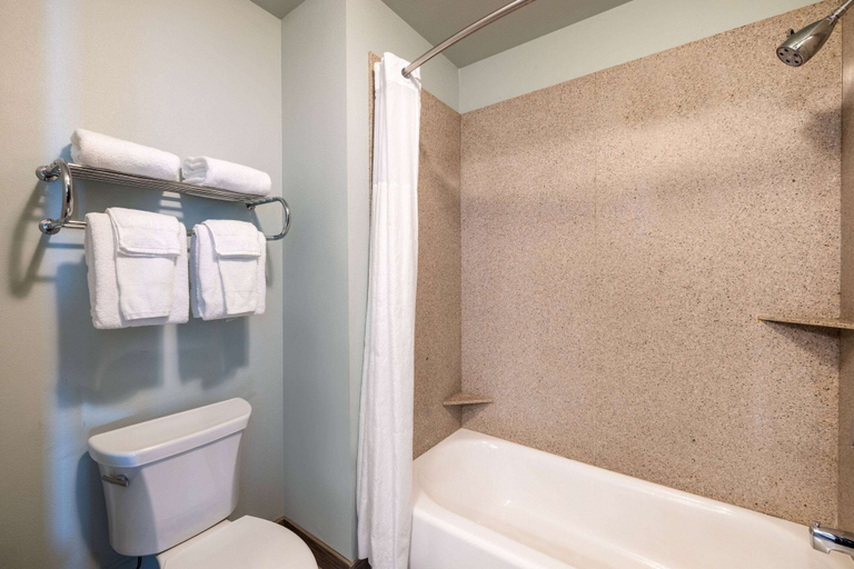 Bathroom 4, Baymont by Wyndham Rapid City, Pennington