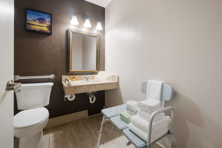 Bathroom 5, Best Western Executive Inn, Calhoun