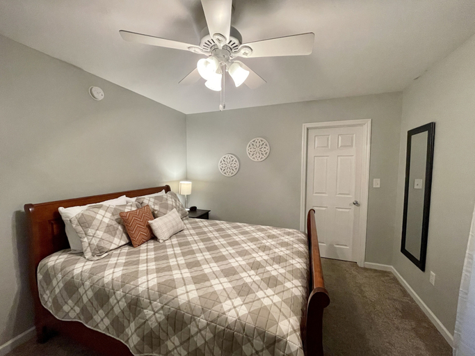 Bedroom 1, Mountain Rooster Inn, Sevier