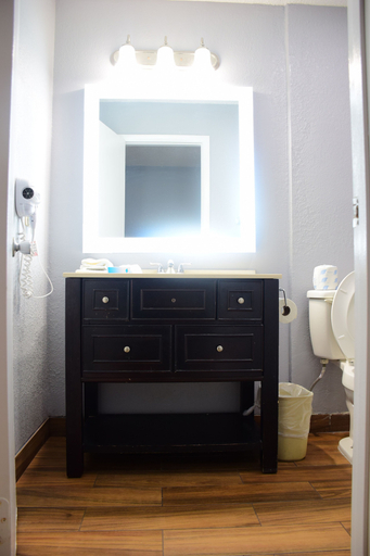 Bathroom 5, Flamingo Motel, Okeechobee