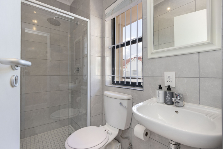 Bathroom 5, Van Riebeeck 12, City of Cape Town