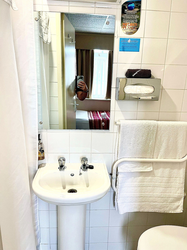 Bathroom 4, Clifton Court Metro Hotel, Lancashire