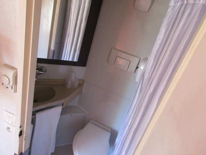 Bathroom 5, Premiere Classe Avignon Nord - Le Pontet, Vaucluse