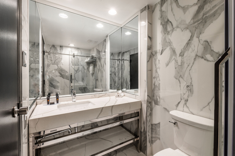 Bathroom 5, Empire Suites, Montréal