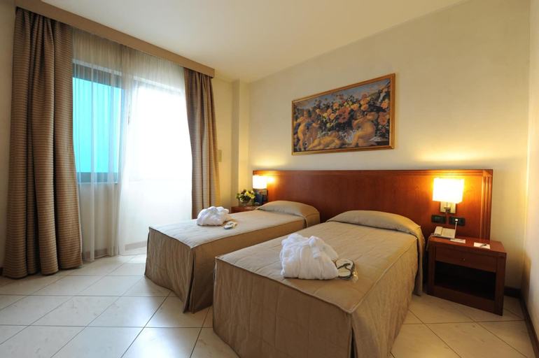 Bedroom 3, Hotel Parisi, Torino