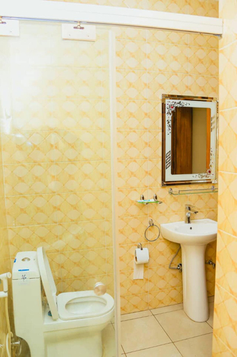 Bathroom 3, House - Sleeps 12 - Garden - Parking - Pets Ok, Kicukiro