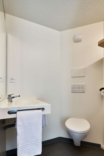 Bathroom 5, Premiere Classe La Roche Sur Yon, Vendée