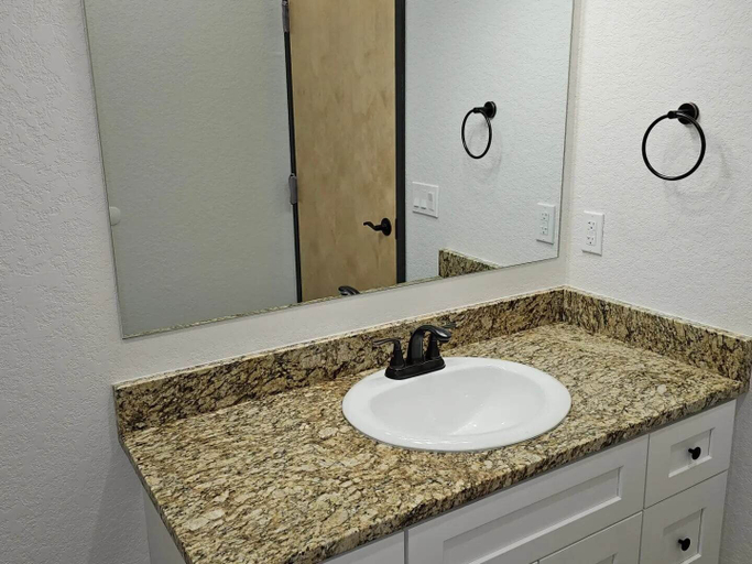 Bathroom 2, Bunkhouse Lodge, Calhoun