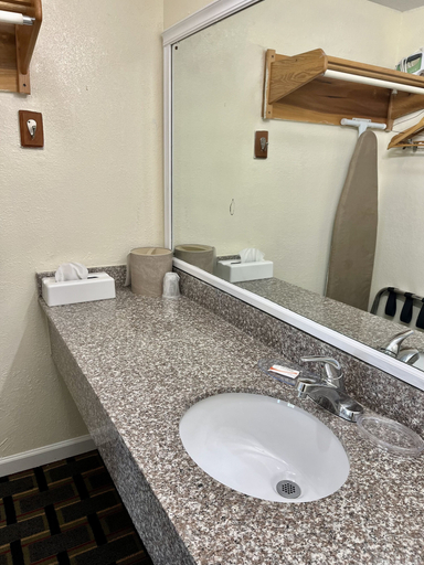 Bathroom 4, West Bank Inn, Richmond