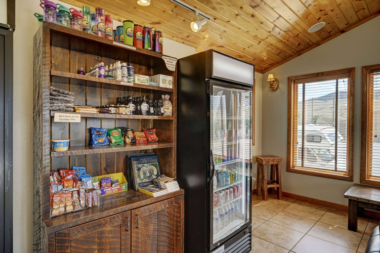 Food & Drinks 5, Super 8 by Wyndham Gardiner/Yellowstone Park Area, Park