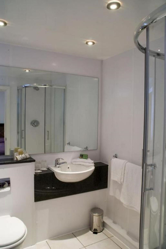 Bathroom 4, Britannia Aberdeen Hotel, Aberdeen