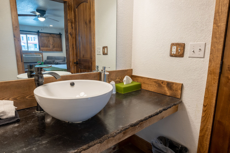Bathroom 4, Springs Lodge & Cafe, Fall River