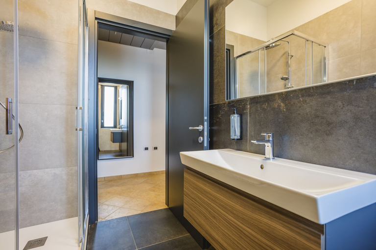 Bathroom 3, Residence 9 Line, Ravenna