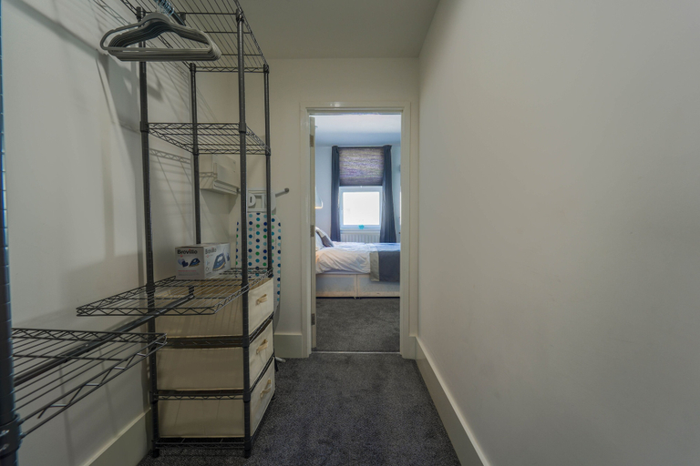 Others 4, Captivating 1-bed Apartment, Merthyr Tydfil -, Merthyr Tydfil