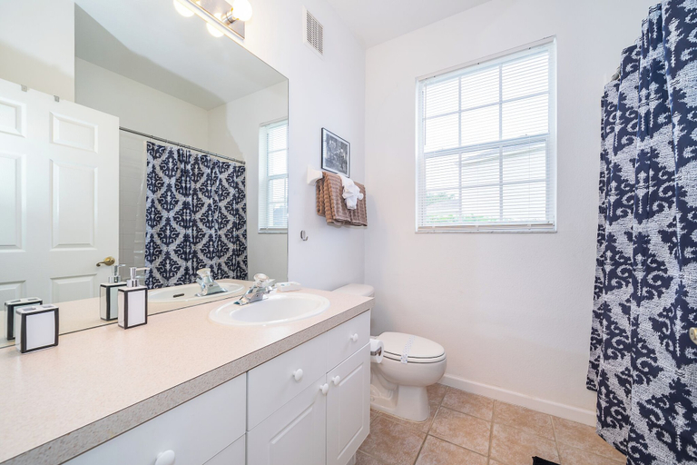 Bathroom 3, 2307 Silver Palm Dr, Osceola