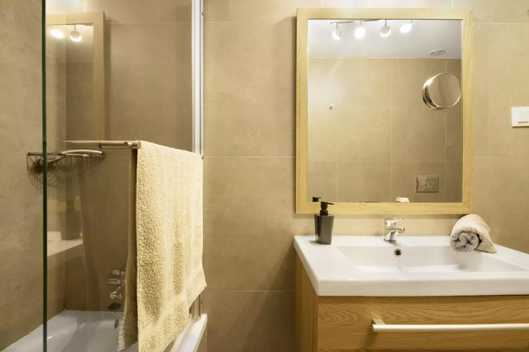 Bathroom 3, 1 Bed Apartment Sleeps 4 With Pool, Funchal