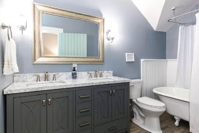 Bathroom 3, Rocklyn Inn Bed & Breakfast, Grey