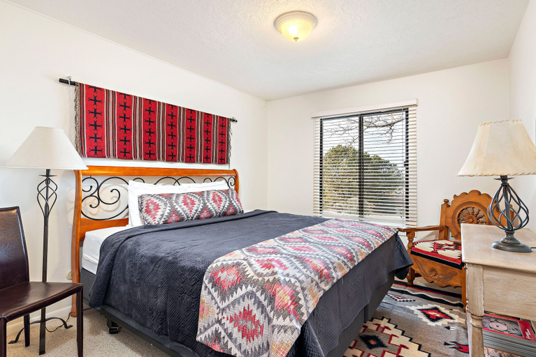 Bedroom 2, Fort Marcy Hotel Suites by All Seasons Resort Lodging, Santa Fe