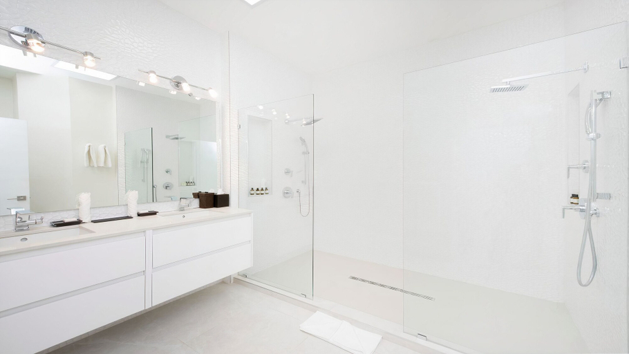 Bathroom 4, Laguna Del Mar