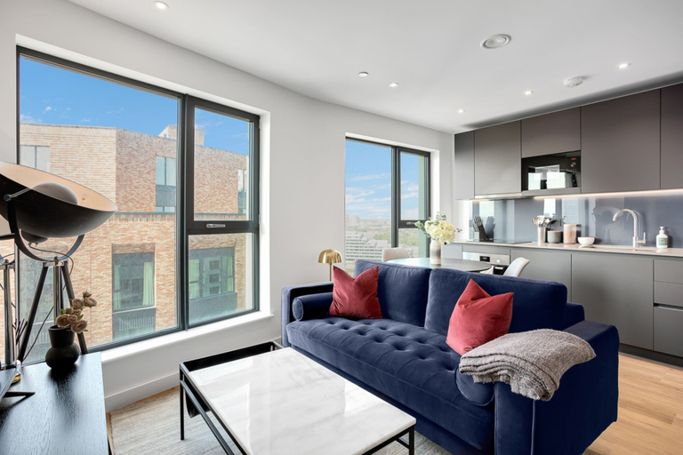 Others 5, Sleek and Stylish Studio Apartment, London