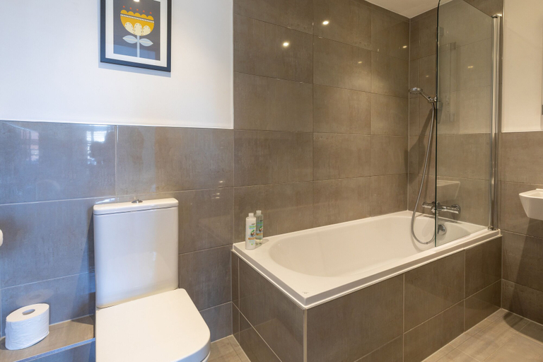 Bathroom 2, Bernard Point, Southampton